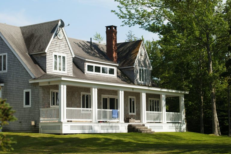 Buy modern houses online with real estate agent Louissaint